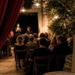 festival if avignon, rideau rouge entrouvert sur une scène privée