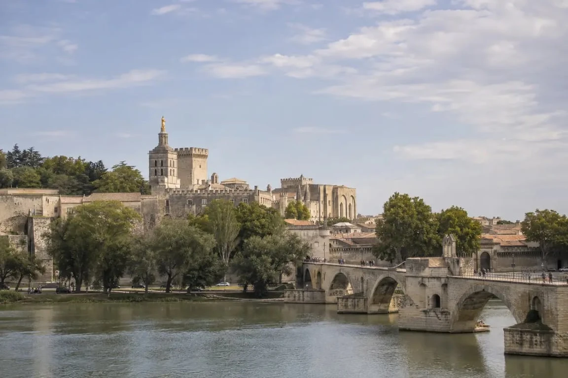 Journée du patrimoine à Avignon avec vue sur le Palais des Papes et le Pont Saint-Bénézet