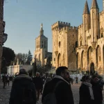 Journee du patrimoine avignon : visiteurs devant le Palais des Papes et le Pont Saint-Bénézet