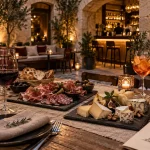 Restaurant 83 Vernet Avignon : cour en pierre de Bibendum
