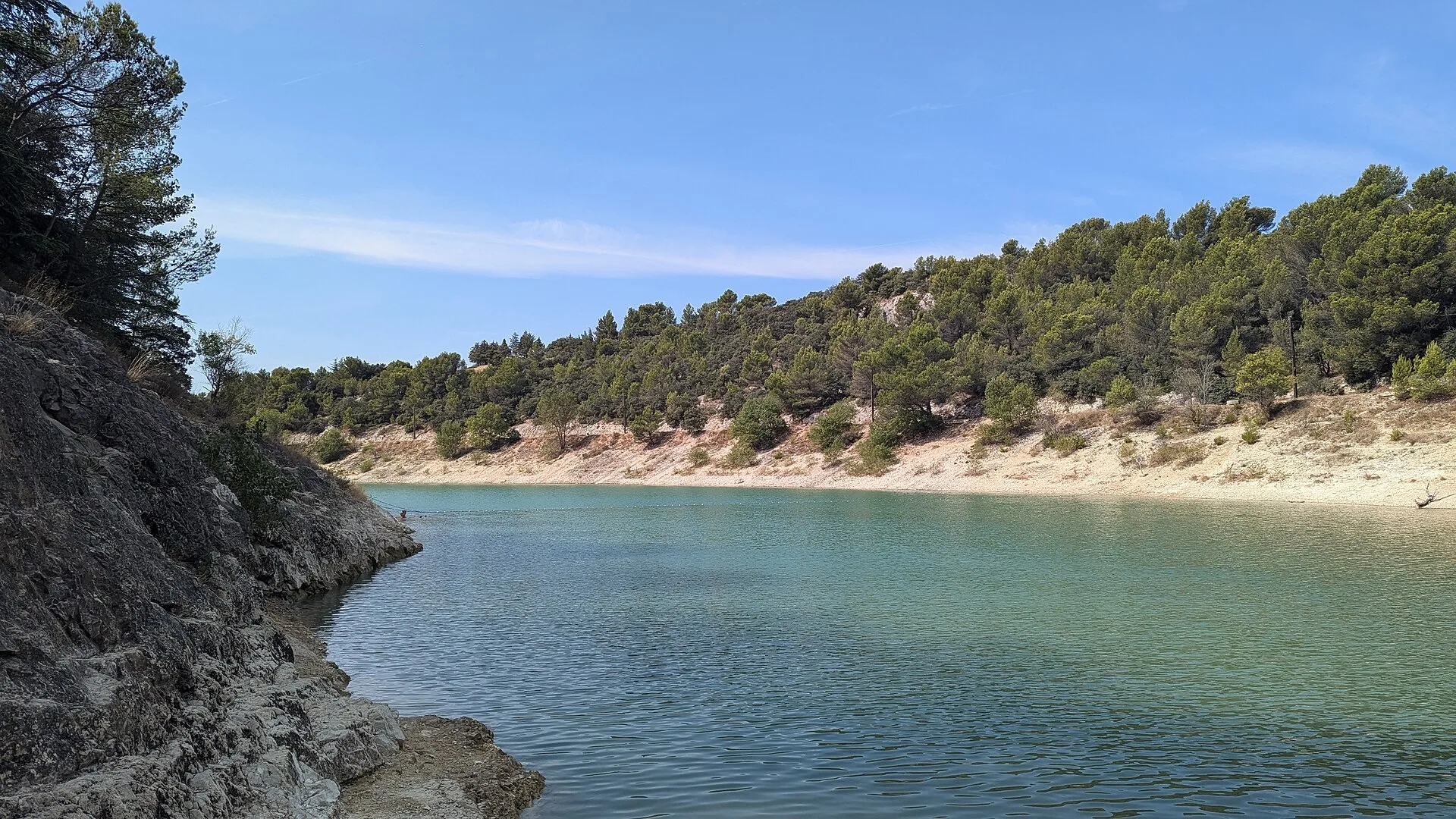 Le lac du Paty dans les collines de Caromb